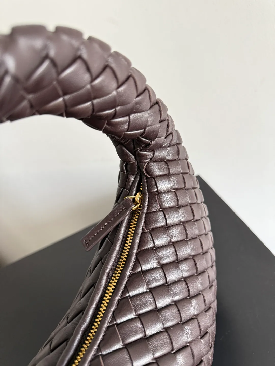 Batch 1720 BV Bottega Veneta's new early spring women's shoulder bag. The soft and delicate Hobo bag in small size is shipped! Many friends are waiting for this bag. It has a round shape and a large capacity. It can hold a 50-fold umbrella inside. Babies with a lot of daily items do not need to worry about the capacity of this bag. It is a practical bag for traveling and commuting. Although it is fluffy, it is soft and comfortable when carried on one shoulder. It has a modern and retro feel. Model No.: 856736 Size: 35*21*5cm